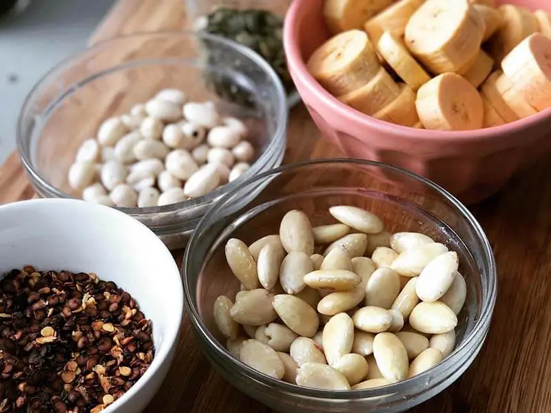 ingredients bruts dans 4 coupelles