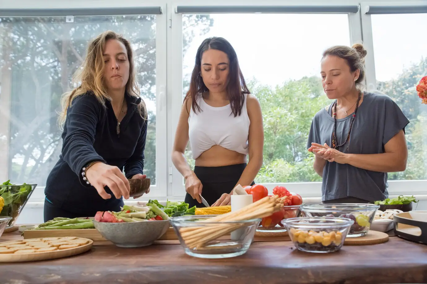 Atelier de cuisine dans une école, un collège ou un lycée, avec des élèves préparant des plats sains sous la supervision d'une diéticienne