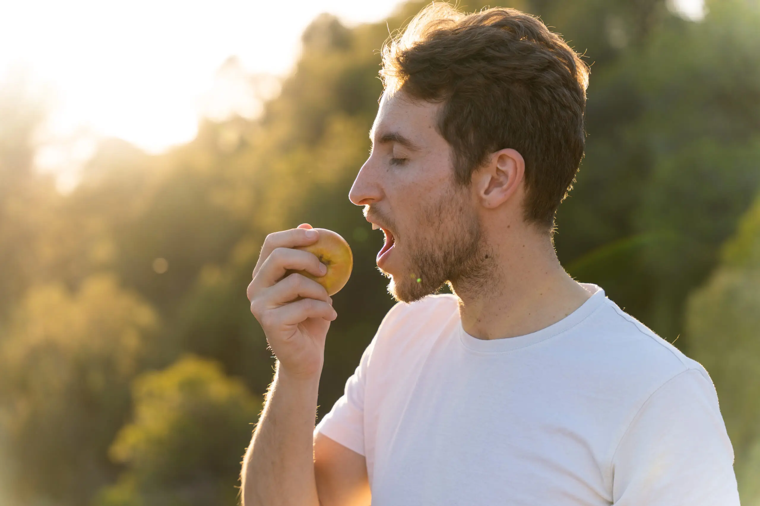 sportif s'alimentant après l'entraînement, avec des repas équilibrés et des boissons protéinées
